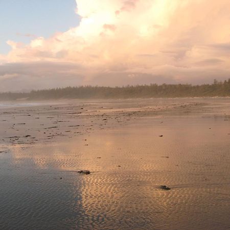 Moon And Sixpence Bed and Breakfast Ucluelet Esterno foto