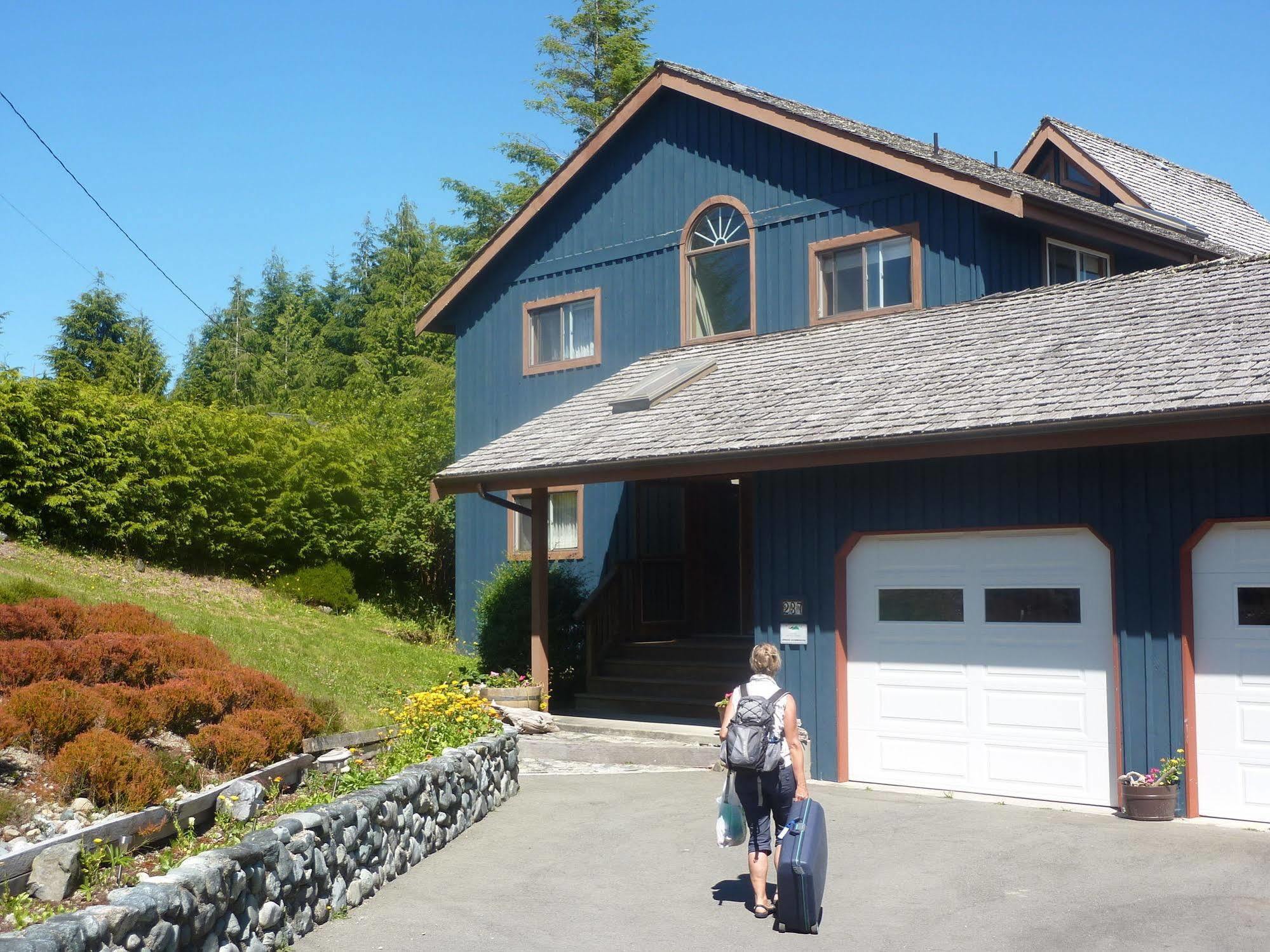 Moon And Sixpence Bed and Breakfast Ucluelet Esterno foto